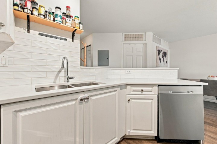 Photo 10 at 323 - 760 Kingsway, Fraser VE, Vancouver East
