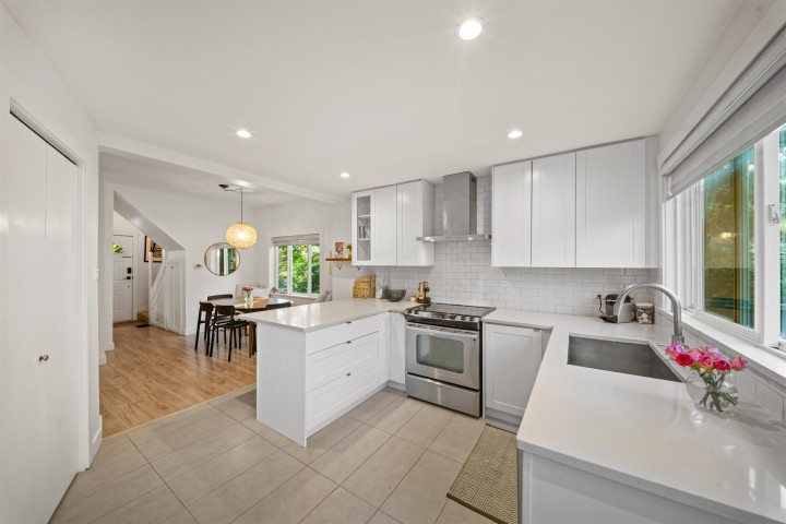 Photo 3 at 929 E 30th Avenue, Fraser VE, Vancouver East
