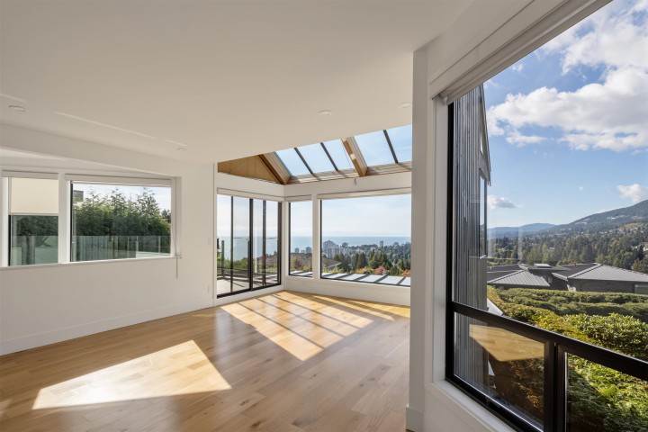 Photo 5 at 975 Aubeneau Crescent, Sentinel Hill, West Vancouver