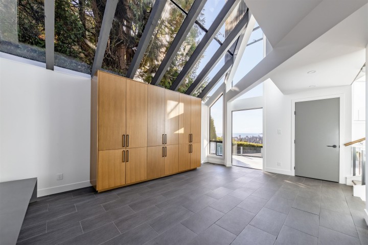 Photo 4 at 975 Aubeneau Crescent, Sentinel Hill, West Vancouver
