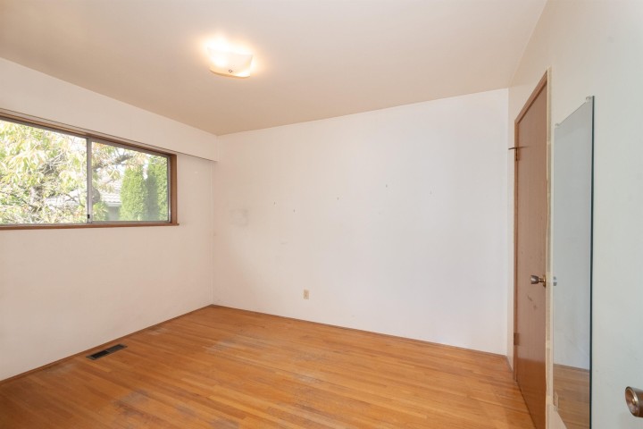 Photo 12 at 5363 Dumfries Street, Knight, Vancouver East