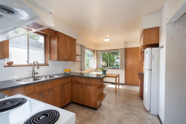 Photo 9 at 5363 Dumfries Street, Knight, Vancouver East