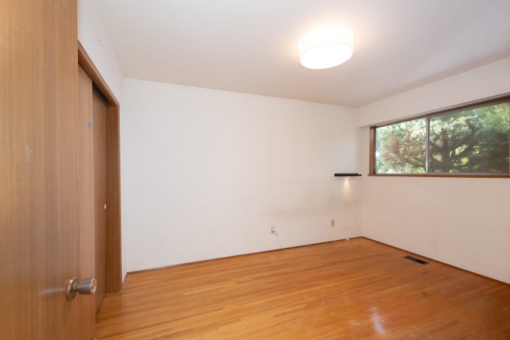Photo 11 at 5363 Dumfries Street, Knight, Vancouver East