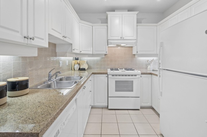 Photo 9 at 106 - 3088 W 41st Avenue, Kerrisdale, Vancouver West