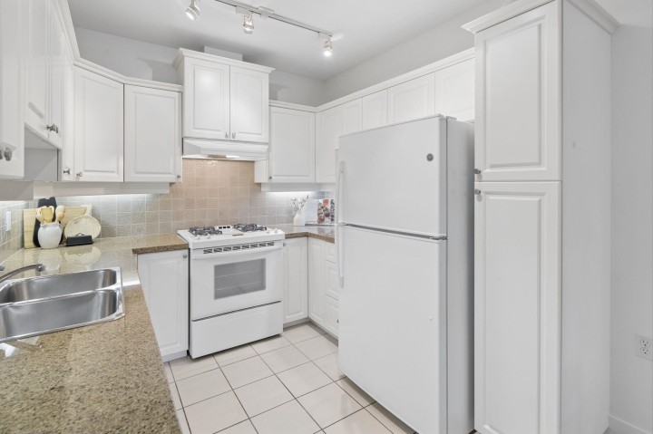 Photo 10 at 106 - 3088 W 41st Avenue, Kerrisdale, Vancouver West