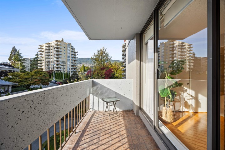 Photo 33 at 401 - 1930 Bellevue Avenue, Ambleside, West Vancouver