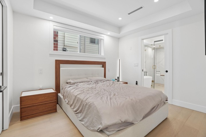Photo 10 at 72 E 57th Avenue, South Vancouver, Vancouver East