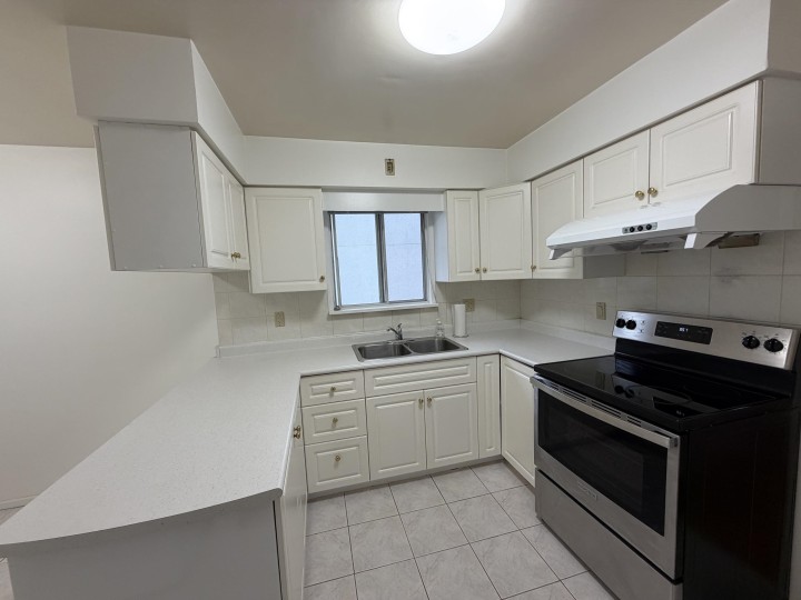 Photo 5 at 77 W 62nd Avenue, Marpole, Vancouver West