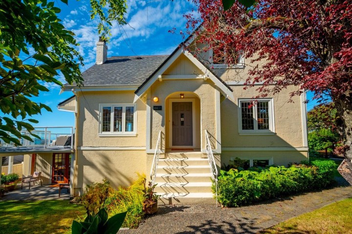 Photo 1 at 1104 Esquimalt Avenue, Ambleside, West Vancouver