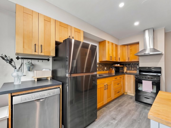 Photo 9 at 320 E 32nd Avenue, Main, Vancouver East