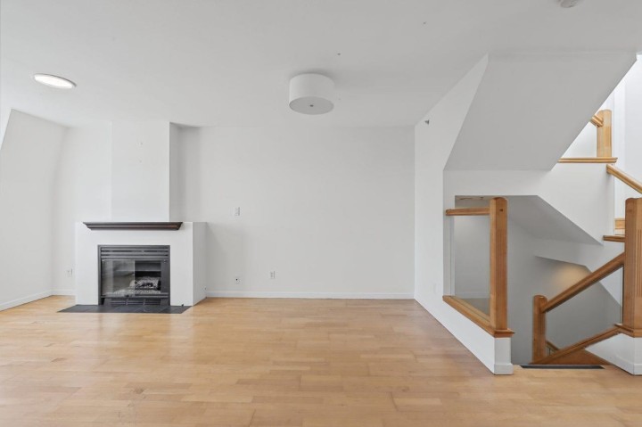 Photo 4 at 102 - 3349 Dunbar Street, Dunbar, Vancouver West
