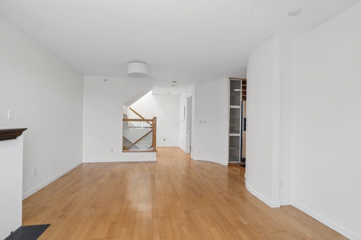 Photo 8 at 102 - 3349 Dunbar Street, Dunbar, Vancouver West