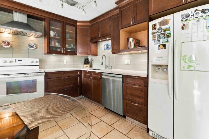 Photo 5 at 22 - 2214 Folkestone Way, Panorama Village, West Vancouver