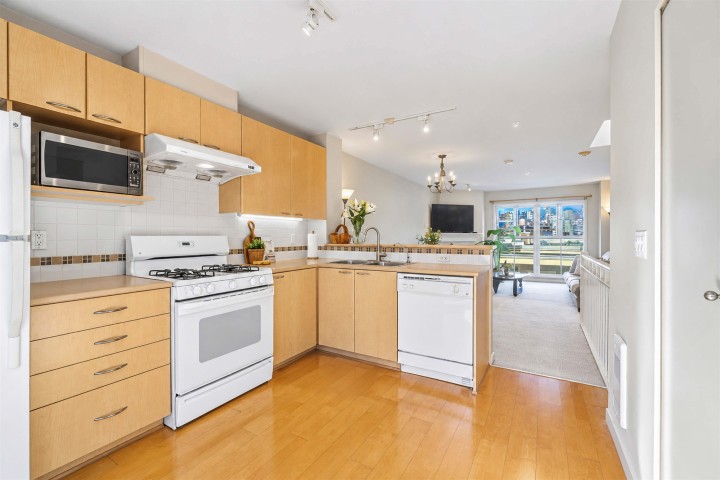 Photo 15 at 319 - 678 W 7th Avenue, Fairview VW, Vancouver West
