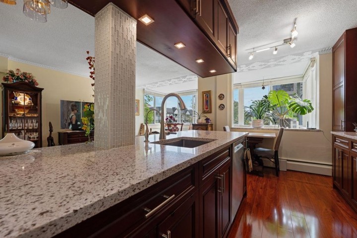 Photo 6 at 212 - 1425 Esquimalt Avenue, Ambleside, West Vancouver
