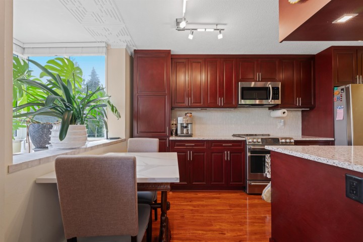 Photo 7 at 212 - 1425 Esquimalt Avenue, Ambleside, West Vancouver