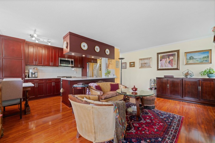 Photo 3 at 212 - 1425 Esquimalt Avenue, Ambleside, West Vancouver