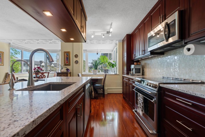 Photo 5 at 212 - 1425 Esquimalt Avenue, Ambleside, West Vancouver