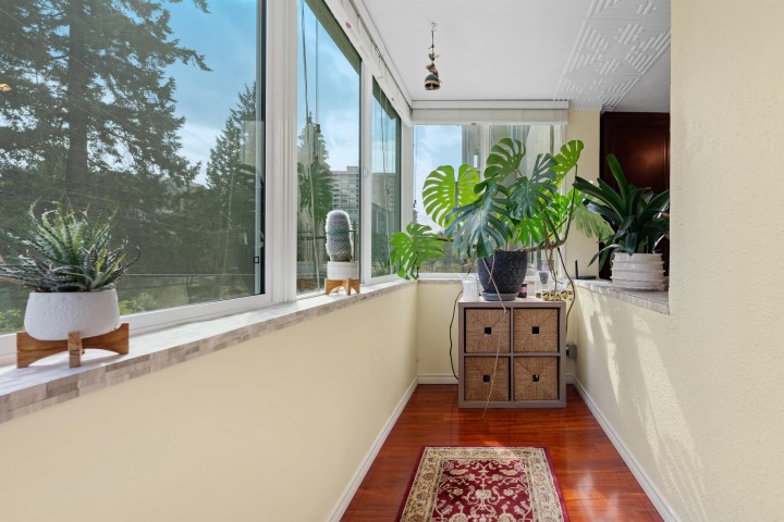 Photo 11 at 212 - 1425 Esquimalt Avenue, Ambleside, West Vancouver