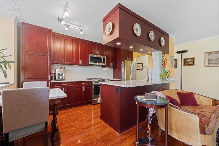 Photo 8 at 212 - 1425 Esquimalt Avenue, Ambleside, West Vancouver