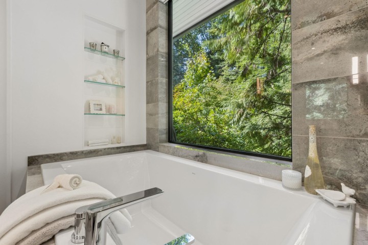 Photo 23 at 435 Macbeth Crescent, Cedardale, West Vancouver