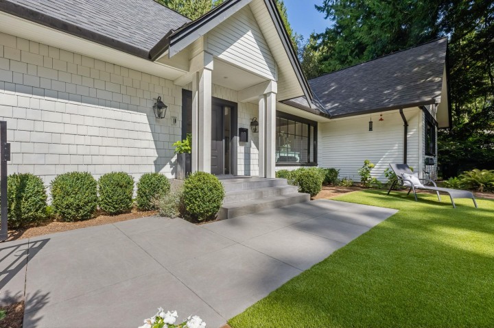 Photo 2 at 435 Macbeth Crescent, Cedardale, West Vancouver