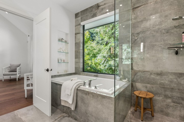 Photo 22 at 435 Macbeth Crescent, Cedardale, West Vancouver