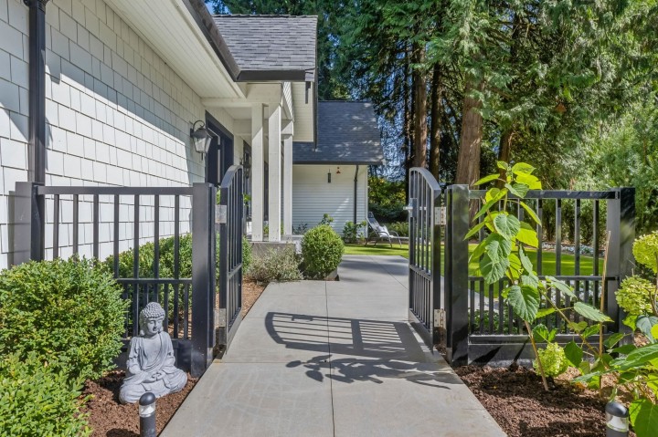 Photo 4 at 435 Macbeth Crescent, Cedardale, West Vancouver