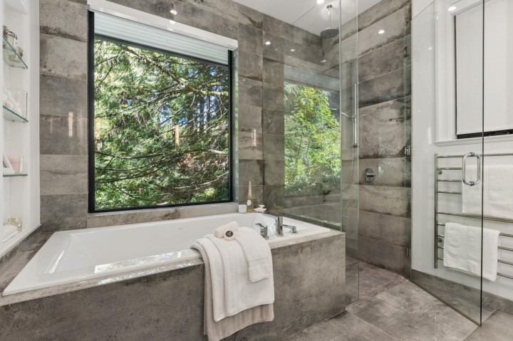 Photo 21 at 435 Macbeth Crescent, Cedardale, West Vancouver