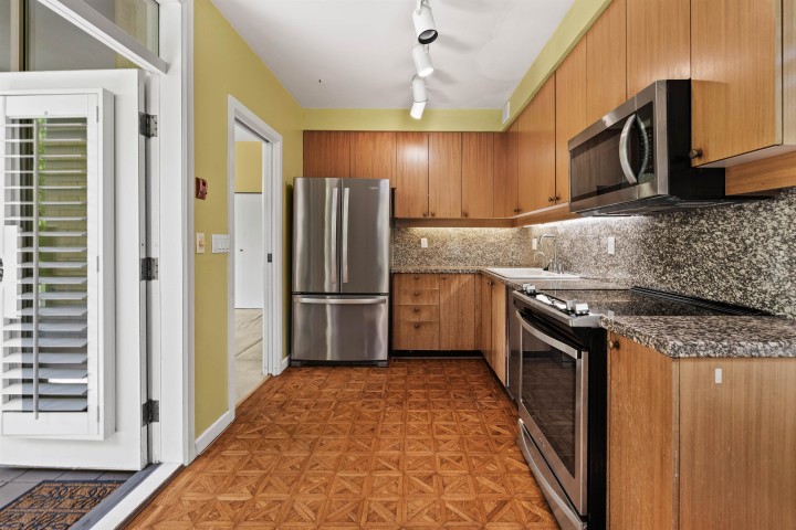 Photo 7 at 102 - 5850 Balsam Street, Kerrisdale, Vancouver West