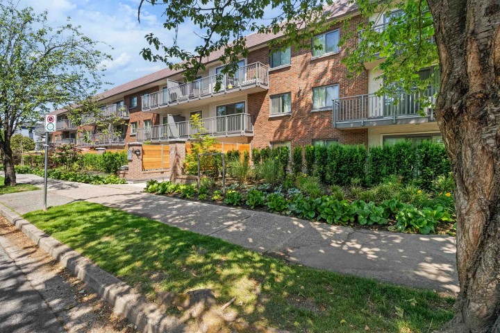 Photo 2 at 101 - 2121 W 6th Avenue, Kitsilano, Vancouver West