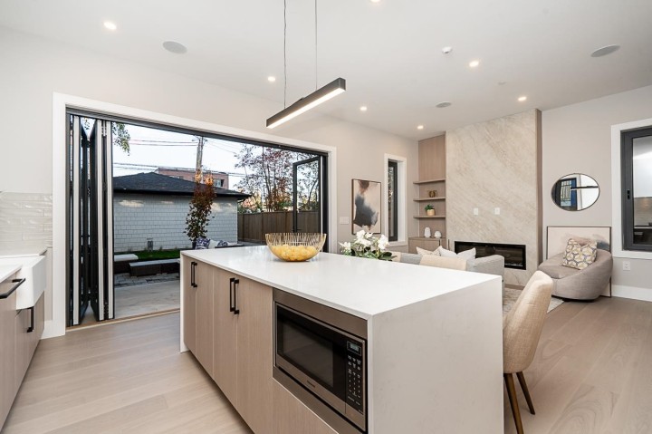Photo 11 at 2 - 4579 W 11th Ave Avenue, Point Grey, Vancouver West