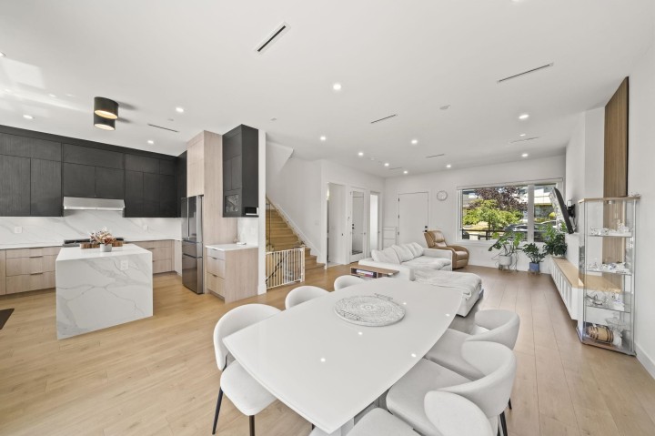 Photo 6 at 742 E 58th Avenue, South Vancouver, Vancouver East