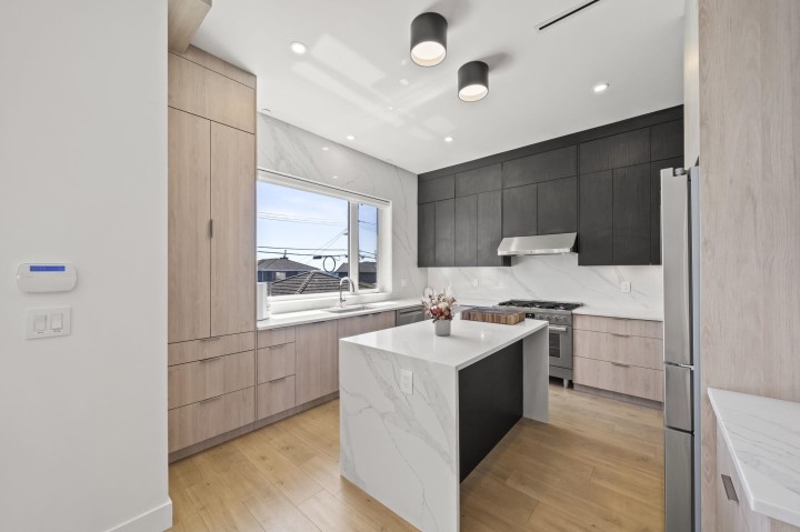 Photo 7 at 742 E 58th Avenue, South Vancouver, Vancouver East