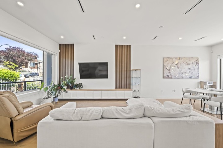 Photo 3 at 742 E 58th Avenue, South Vancouver, Vancouver East