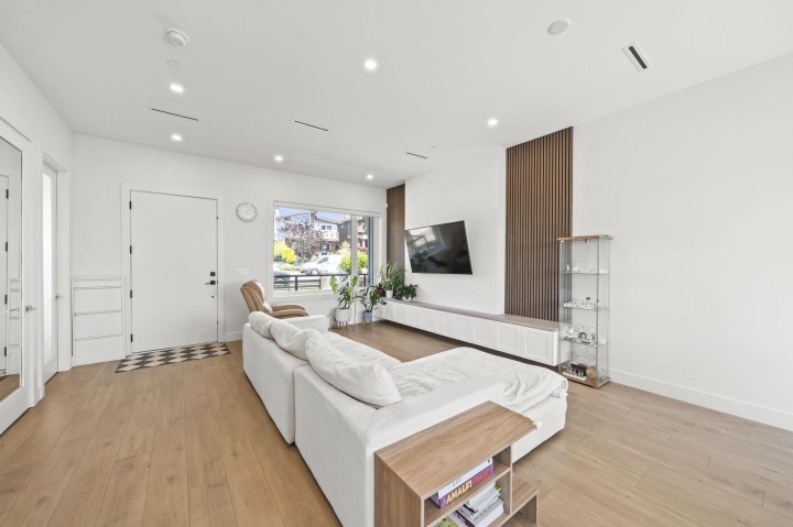 Photo 5 at 742 E 58th Avenue, South Vancouver, Vancouver East
