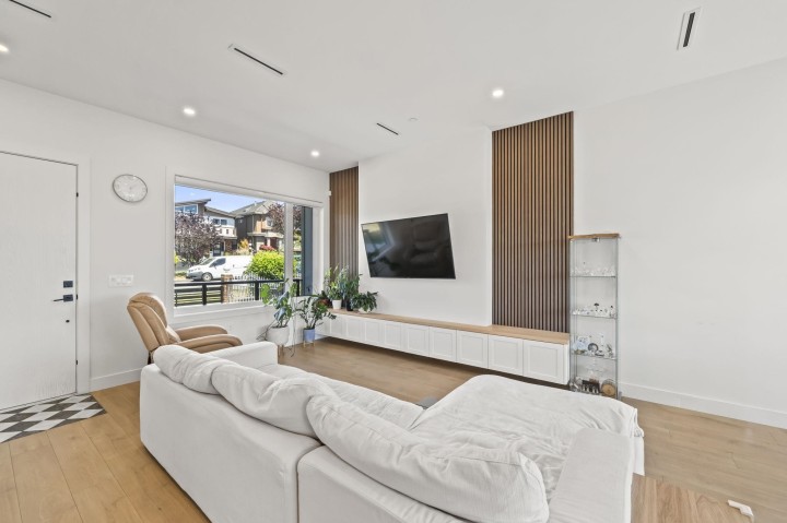 Photo 4 at 742 E 58th Avenue, South Vancouver, Vancouver East