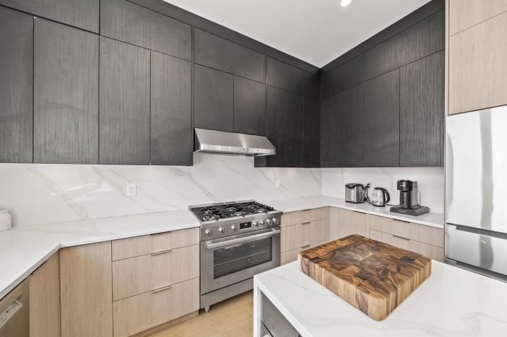 Photo 8 at 742 E 58th Avenue, South Vancouver, Vancouver East