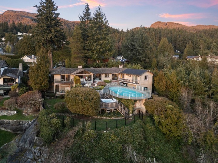 Photo 10 at 4570 Woodgreen Court, Cypress Park Estates, West Vancouver
