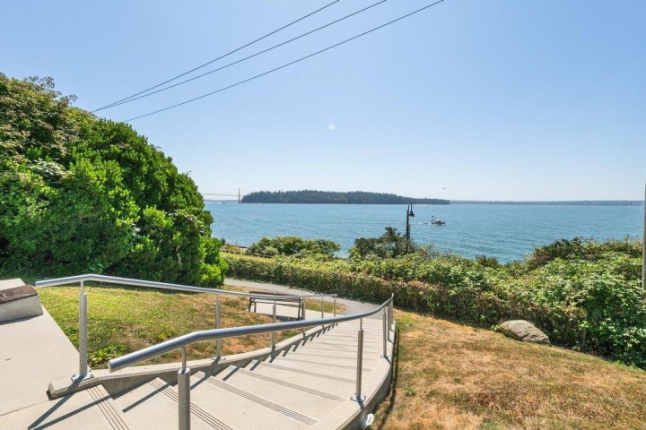 Photo 1 at 208 - 2119 Bellevue Avenue, Dundarave, West Vancouver