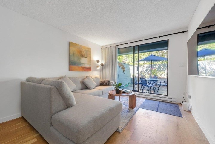 Photo 10 at 208 - 2119 Bellevue Avenue, Dundarave, West Vancouver