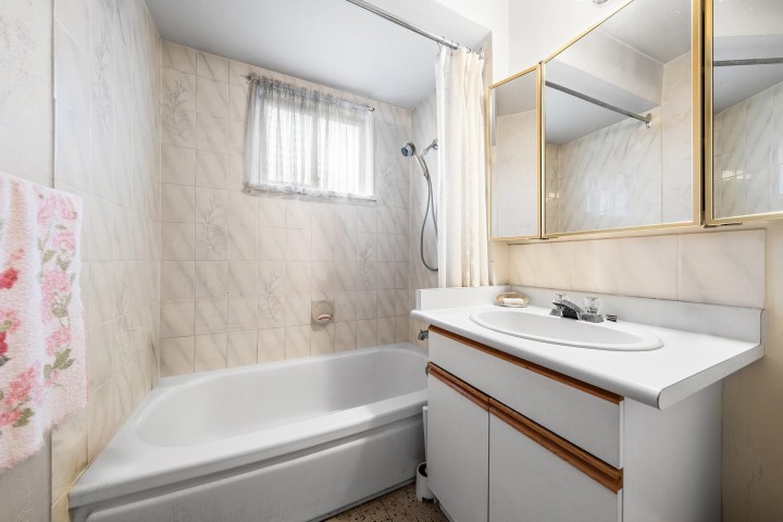 Photo 13 at 3281 E 2nd Avenue, Renfrew VE, Vancouver East