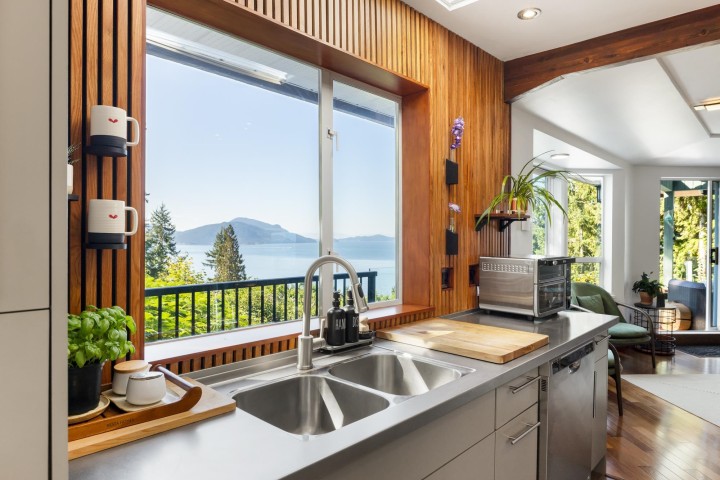 Photo 2 at 350 Bayview Place, Lions Bay, West Vancouver