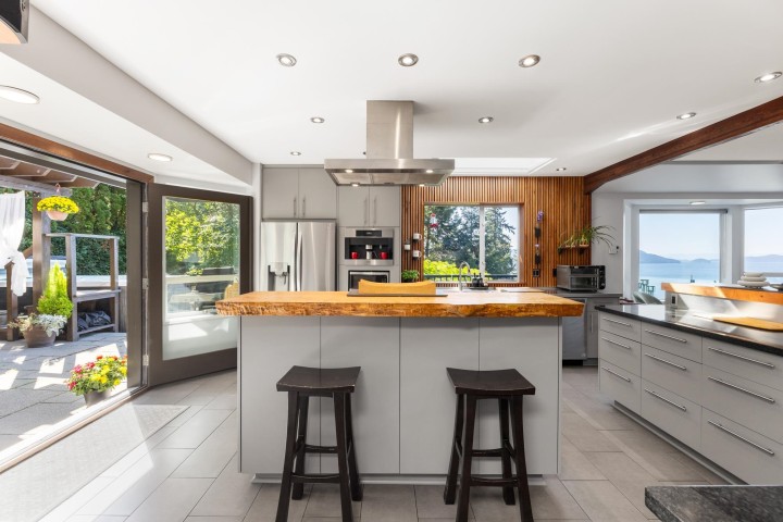 Photo 1 at 350 Bayview Place, Lions Bay, West Vancouver