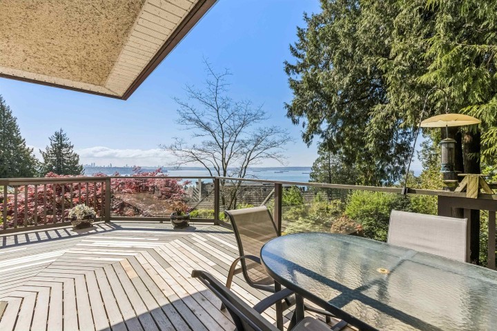 Photo 3 at 2440 Queens Avenue, Queens, West Vancouver