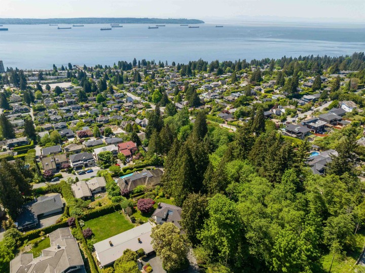 Photo 36 at 2440 Queens Avenue, Queens, West Vancouver
