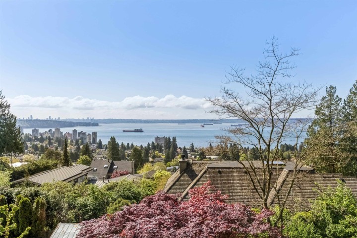 Photo 1 at 2440 Queens Avenue, Queens, West Vancouver