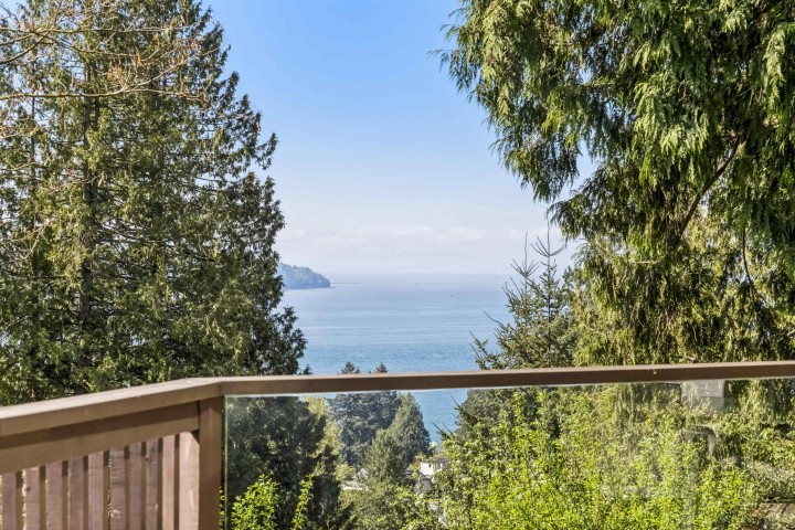 Photo 5 at 2440 Queens Avenue, Queens, West Vancouver