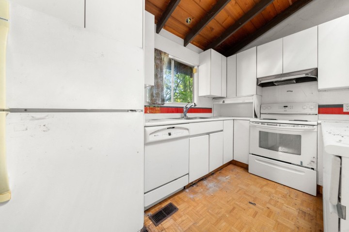 Photo 12 at 3745 Southridge Avenue, Bayridge, West Vancouver