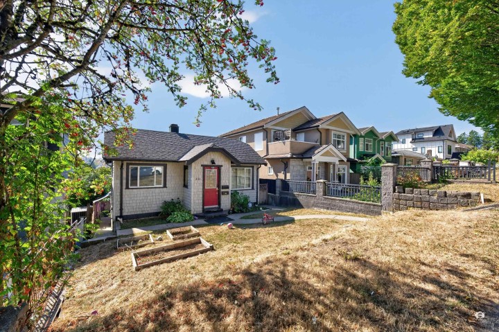 Photo 4 at 3184 E 8th Avenue, Renfrew VE, Vancouver East